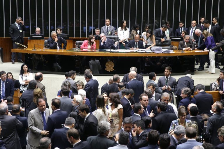 Sessão da Câmara na noite de segunda (4): deputados podem votar o PLP 257 a qualquer momento ´foto: Ananda Borges/Câmara