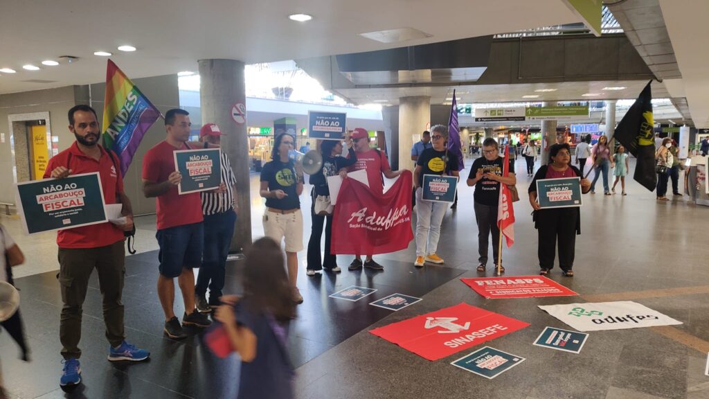 Ato contra Arcabouço Fiscal no aeroporto de Brasília foto: Sinasefe